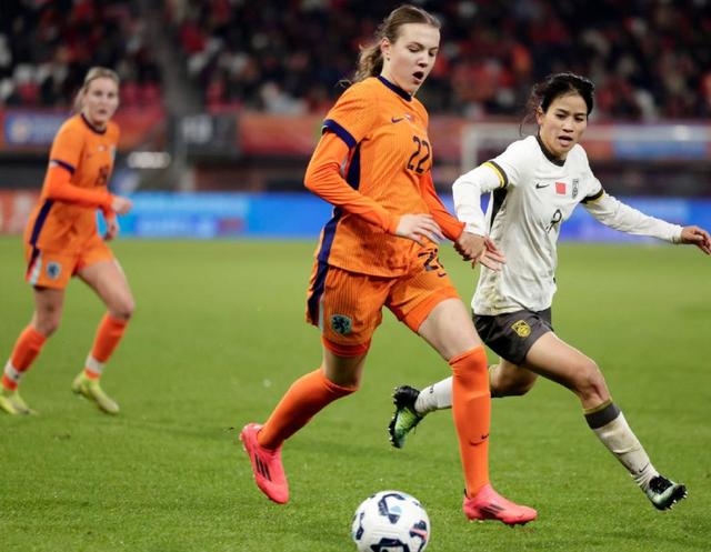 荷兰女足在友谊赛事中击败对手