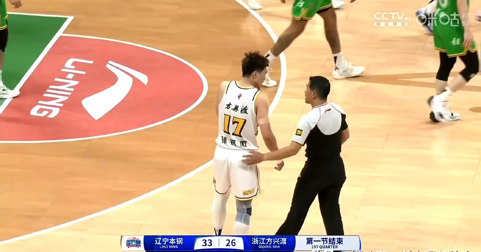 沈阳东进备战比赛，主教练研究对手战术