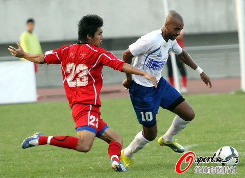 沈阳东进备战比赛，主教练研究对手战术