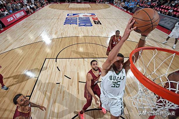 雄鹿大个子球员内线表现抢眼，助球队战胜对手