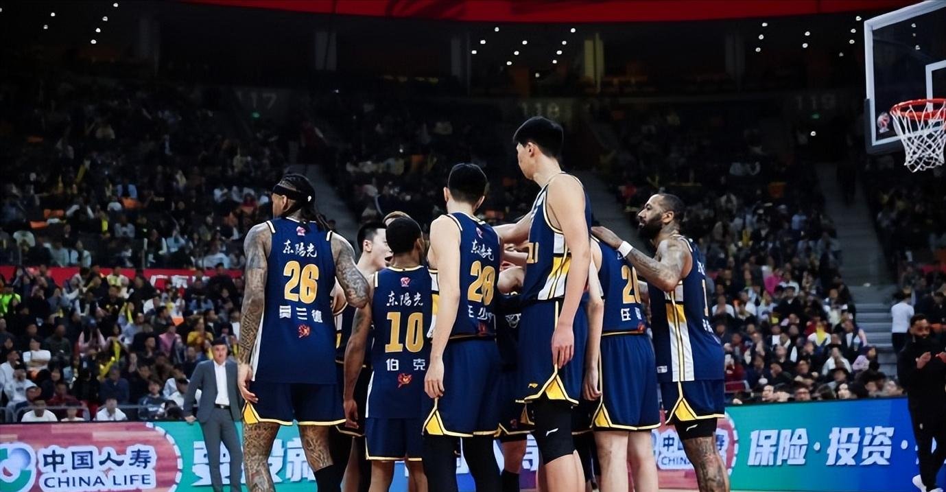 深圳男篮全队拼尽全力，外援合力追逐胜利