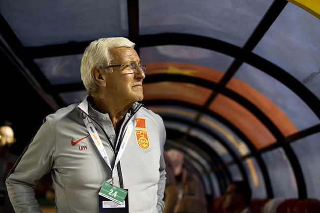 全队合力战进球，体现相互信任和默契配合