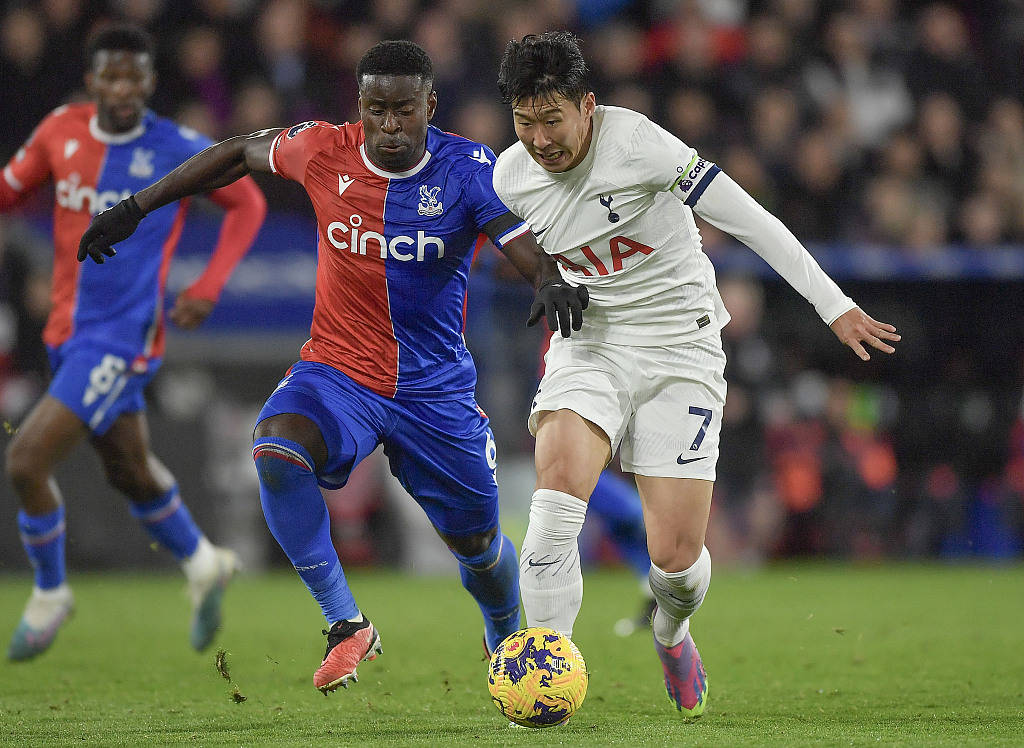 全队合力战进球，体现相互信任和默契配合