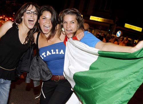 国家队热血擂台对决，全球球迷狂欢