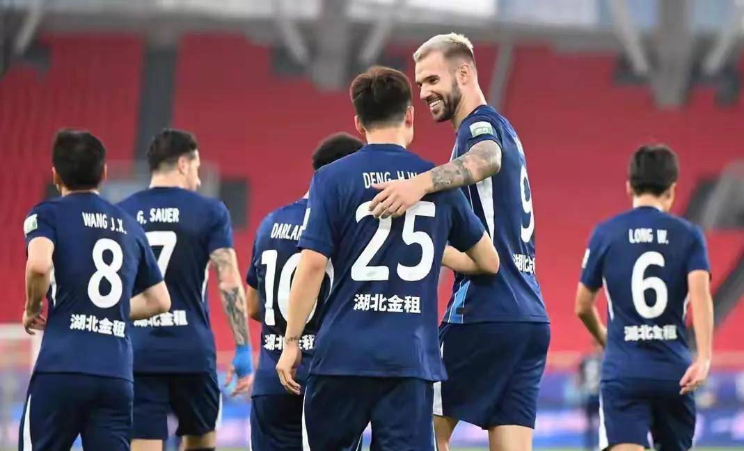 富力客场对阵申花，全队备战决胜时刻