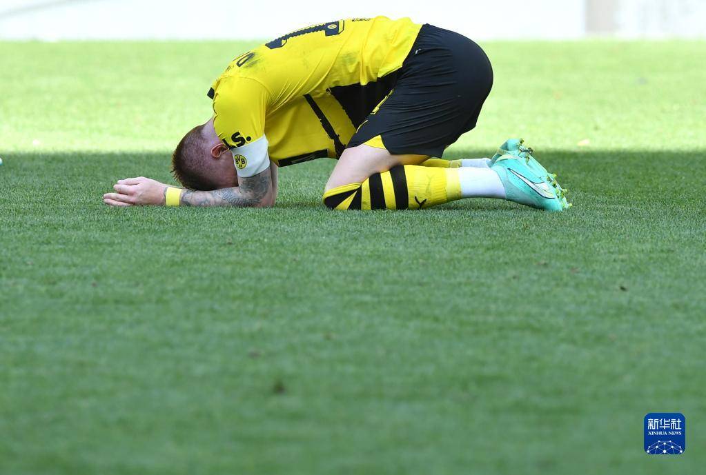 阿姆斯特丹主场战平多特蒙德，士气受挫