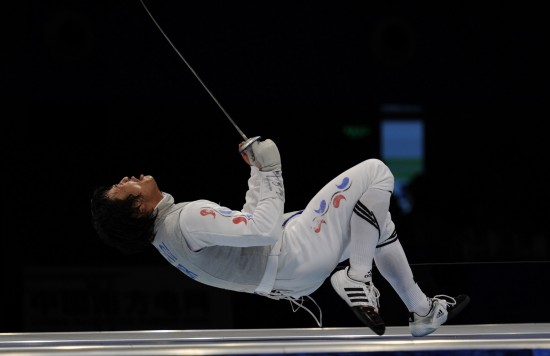 俄罗斯击剑选手斗志昂扬,勇夺金牌 俄罗斯击剑选手斗志昂扬,勇夺金牌