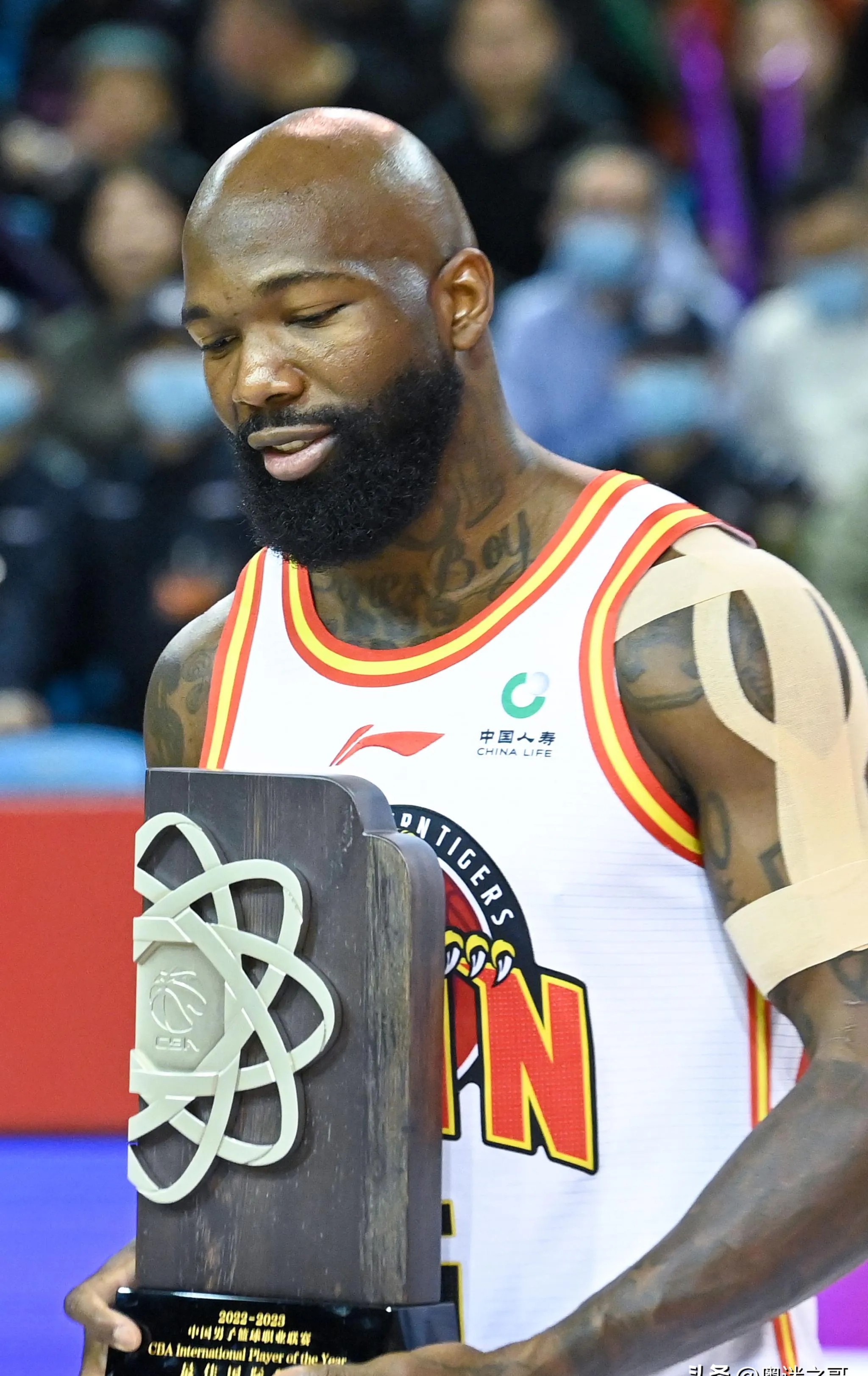 后卫参加慈善比赛获得最佳球员