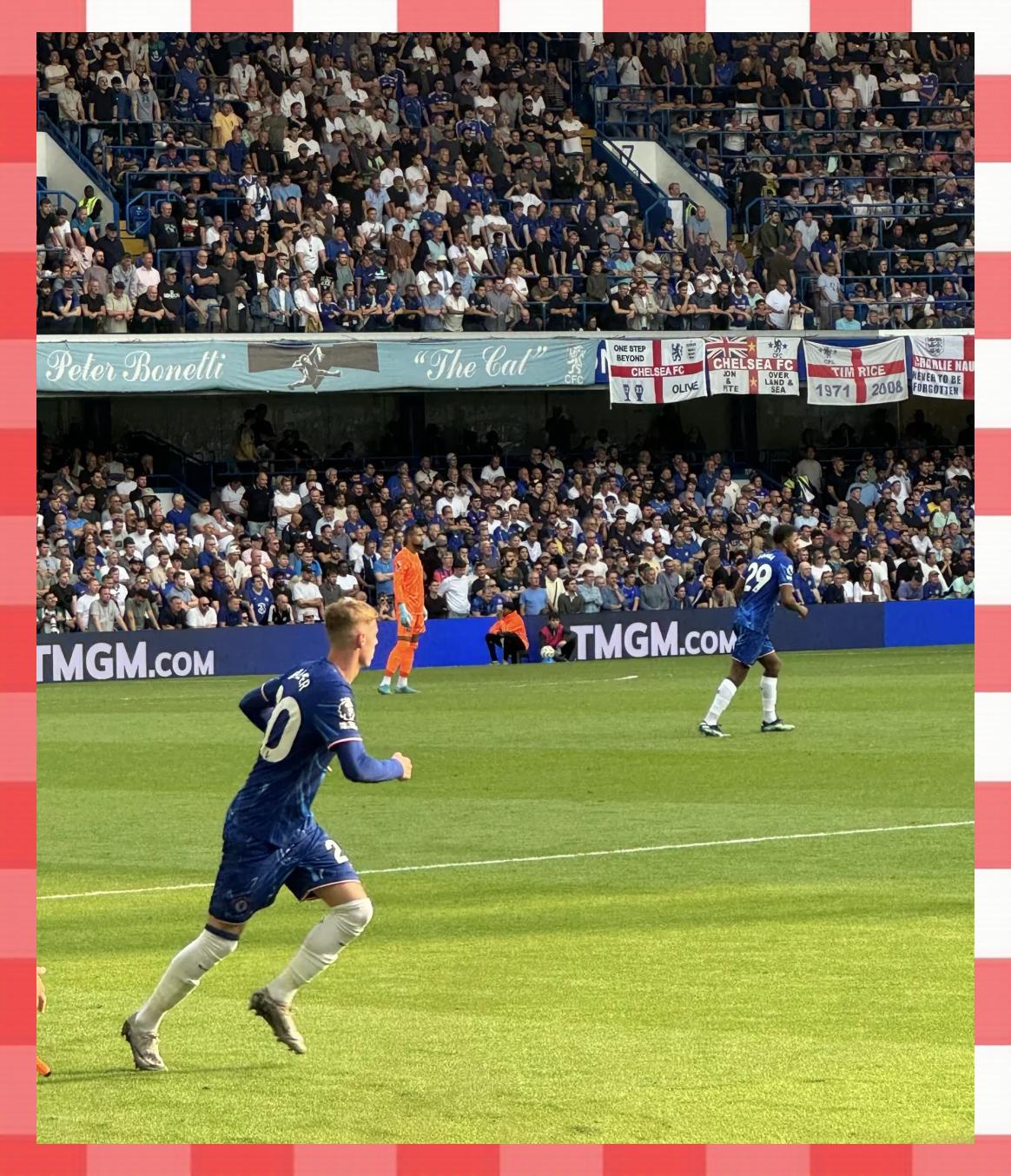 看好球队！斯坦福桥球场举行激烈比赛