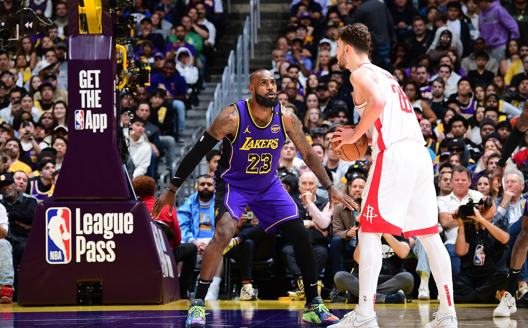 湖人主场强势逆袭，太阳鹈鹕备受关注