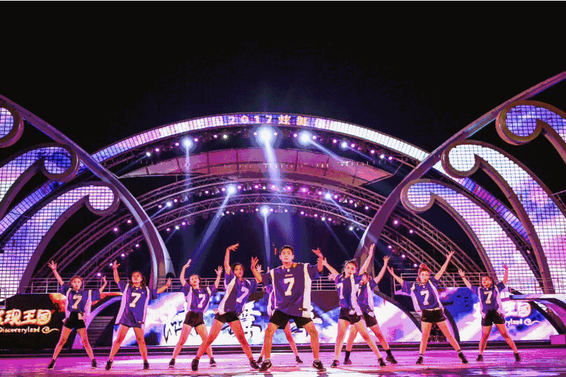 硝烟弥漫，女队员在比赛中决战大提振