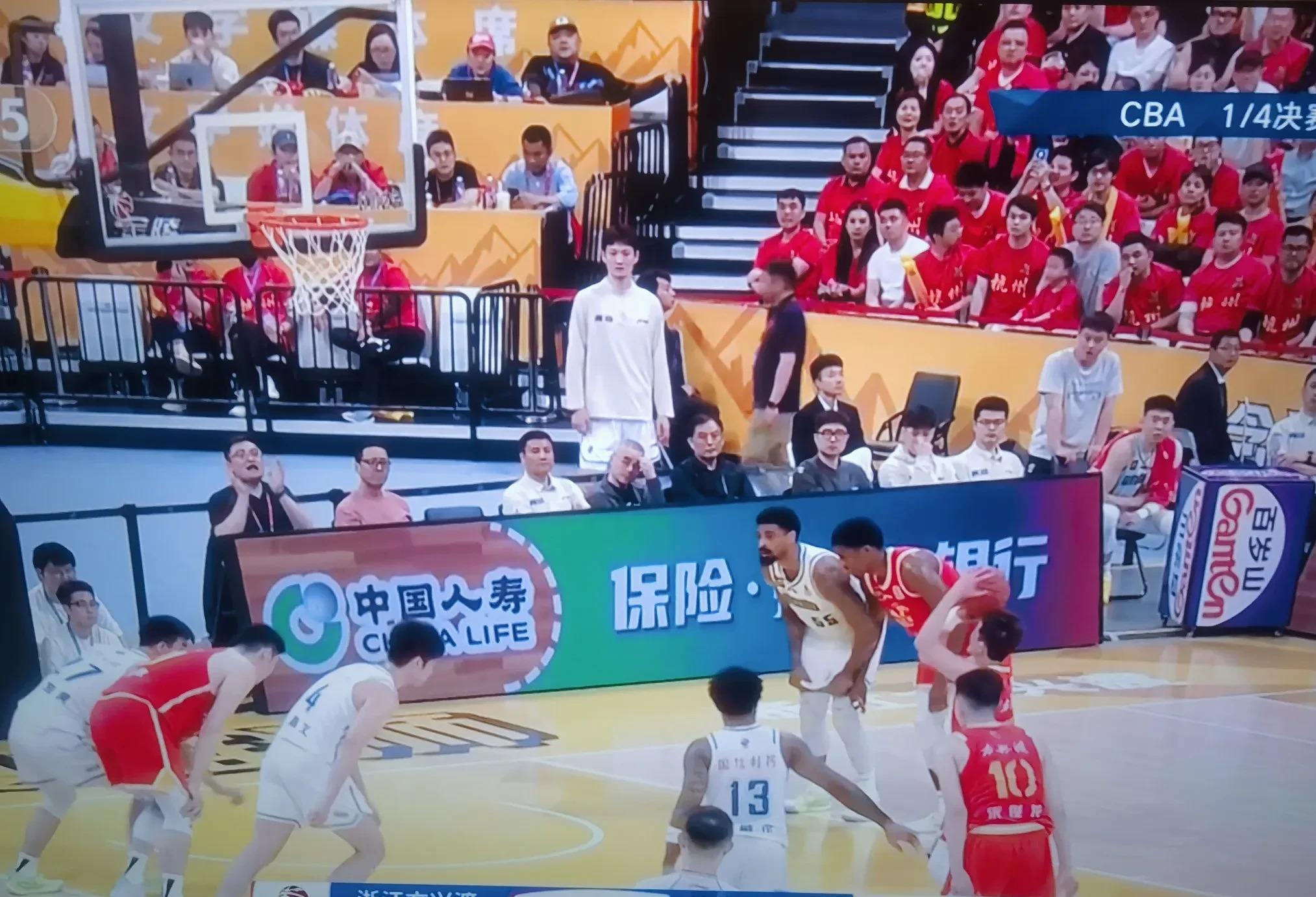 辽宁男篮防守强劲，成功守住榜首位置