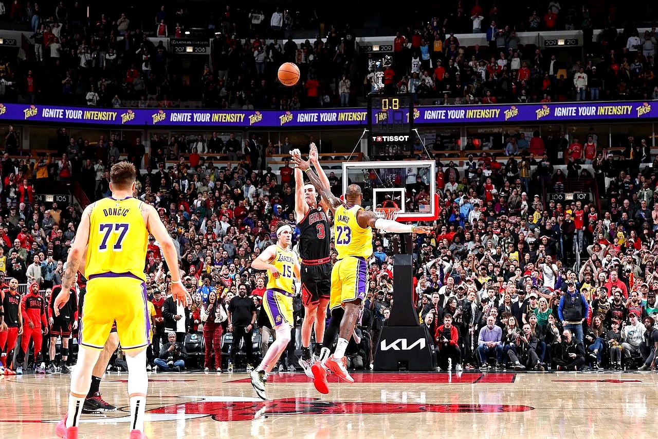 湖人队主控联手狂砍三十分力压对手