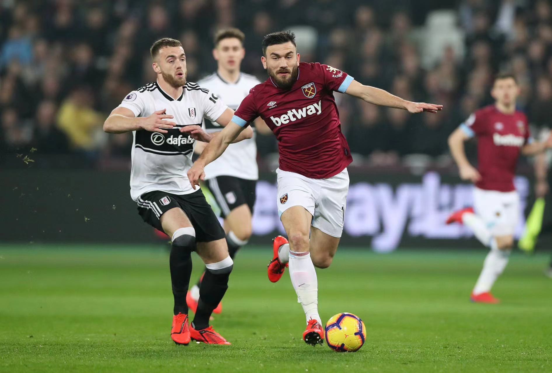 伯恩茅斯惨败对手,难掩低迷局面 伯恩茅斯惨败对手,难掩低迷局面