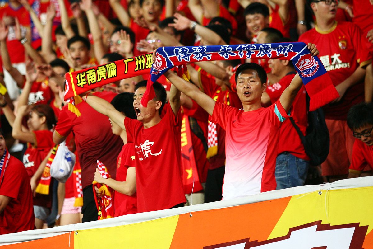 精彩绝伦的比赛中，球队奋勇拼搏，最终笑到最后