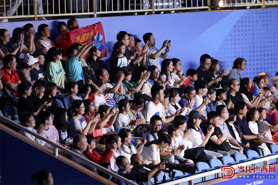 比赛现场观众热情高涨，气氛火爆