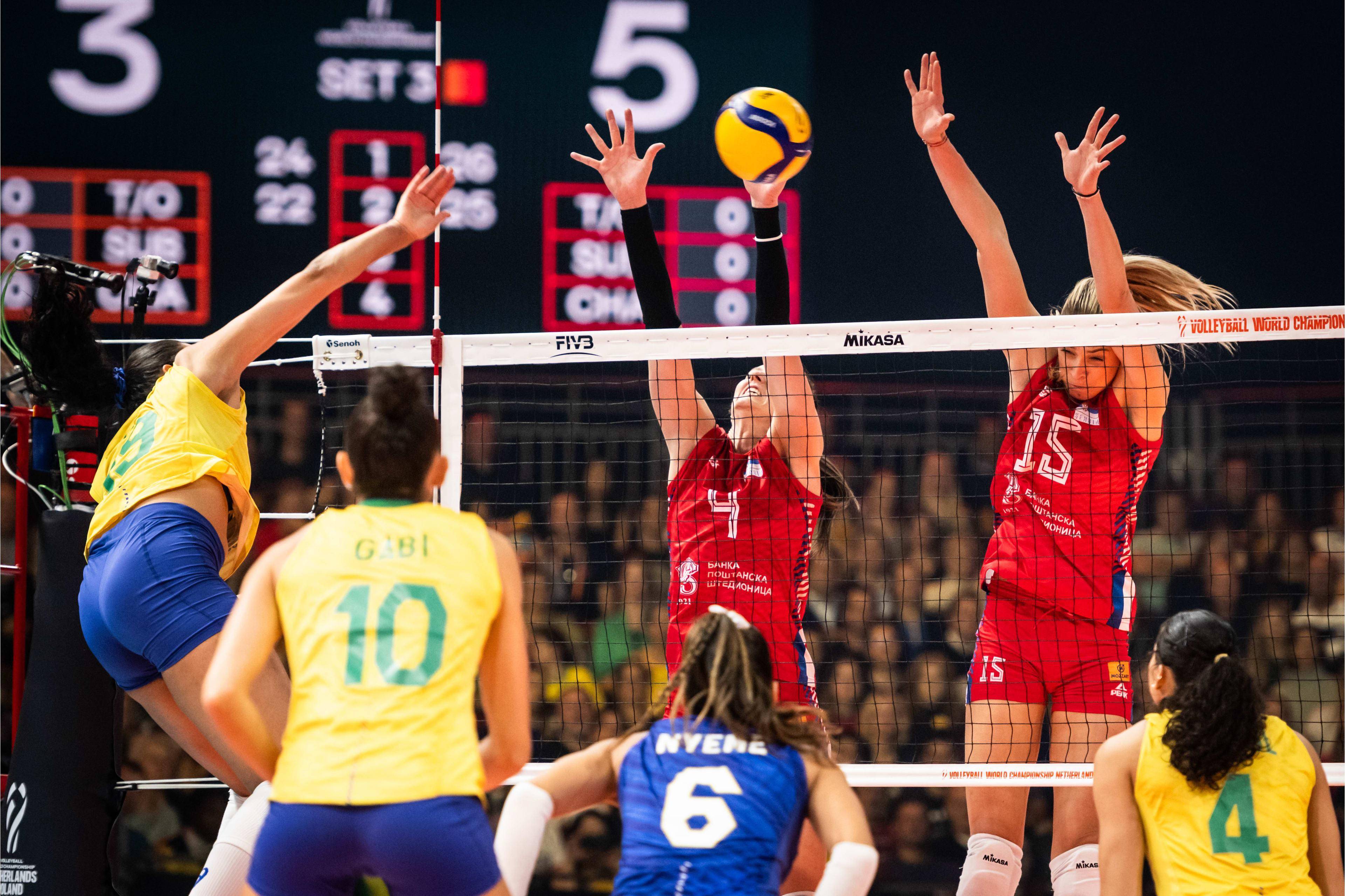 塞尔维亚队在排球比赛中奋力拼搏