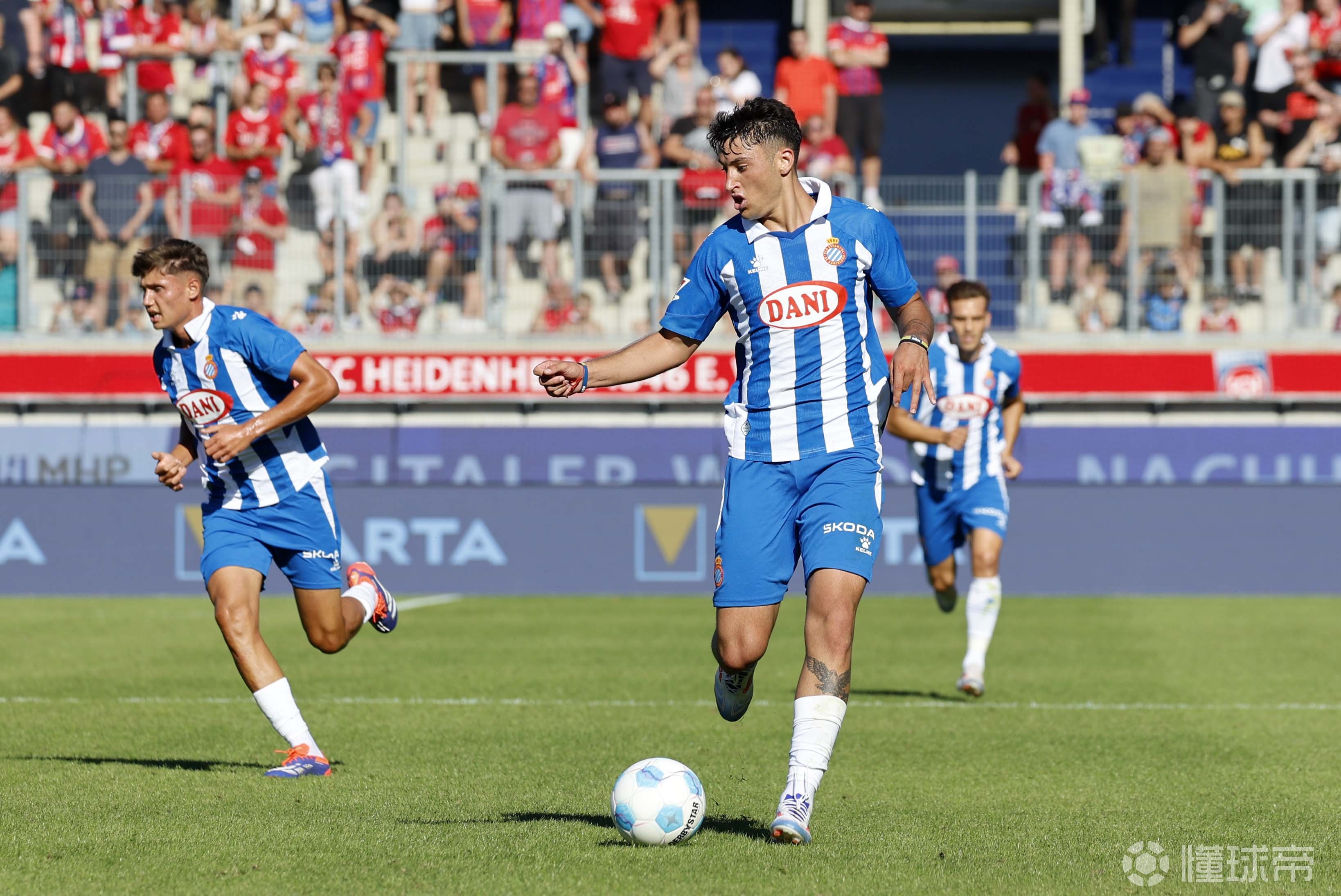 西班牙球员在场上展现出色表现