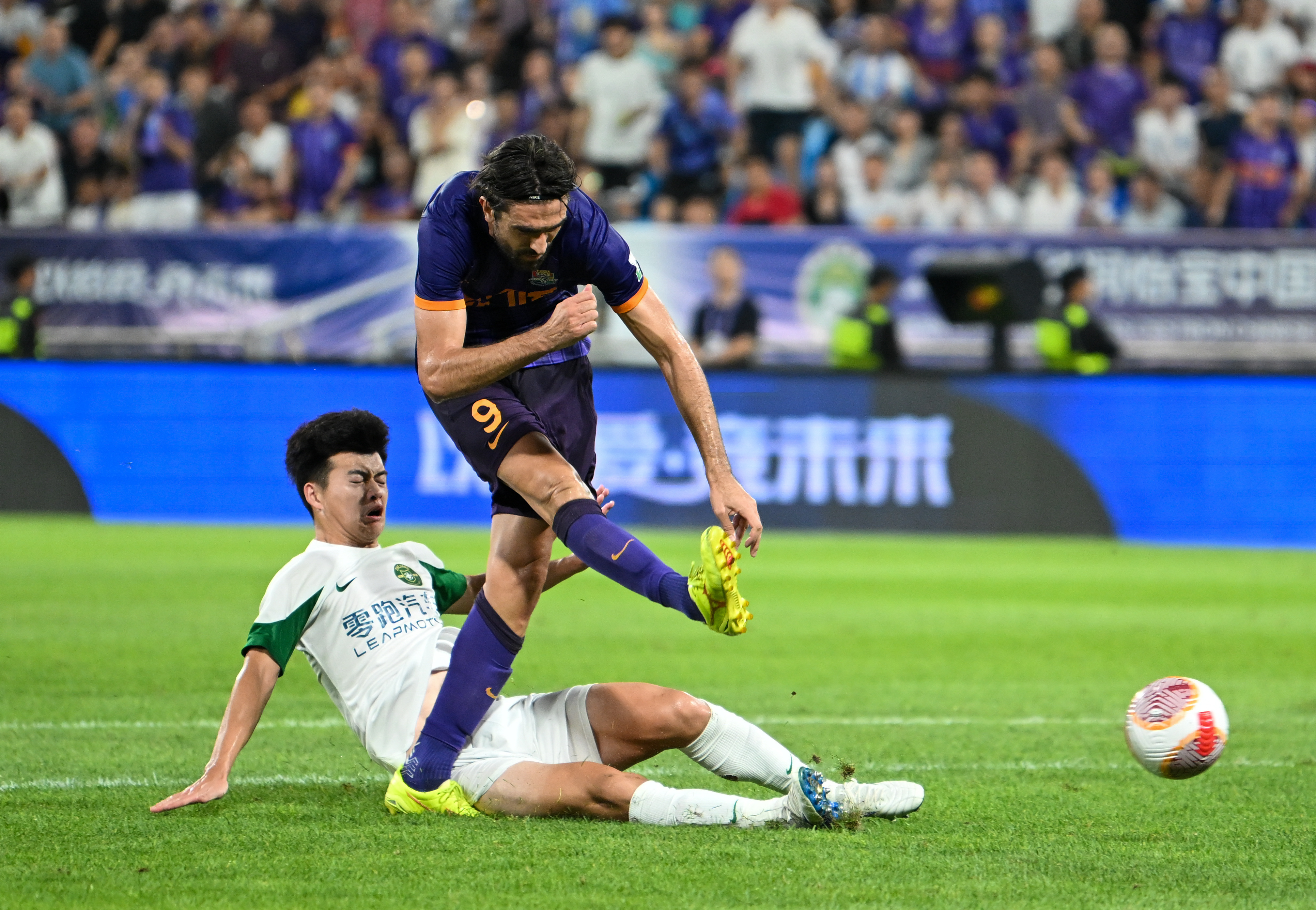 中超联赛高潮迭起，球队实力较量精彩绝伦