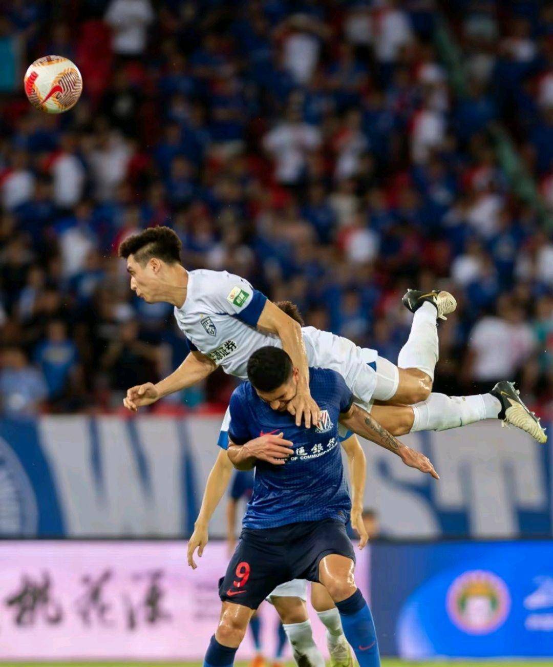 比赛激烈，亚洲足球强队决战亚冠联赛