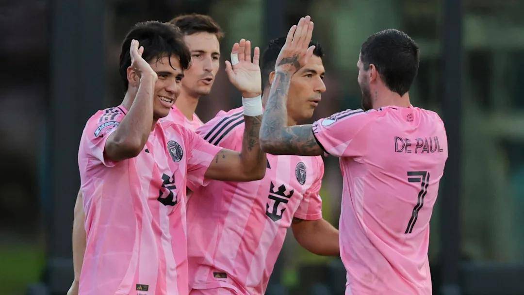 两队互不相让，比赛愈发激烈，胜负难以预料