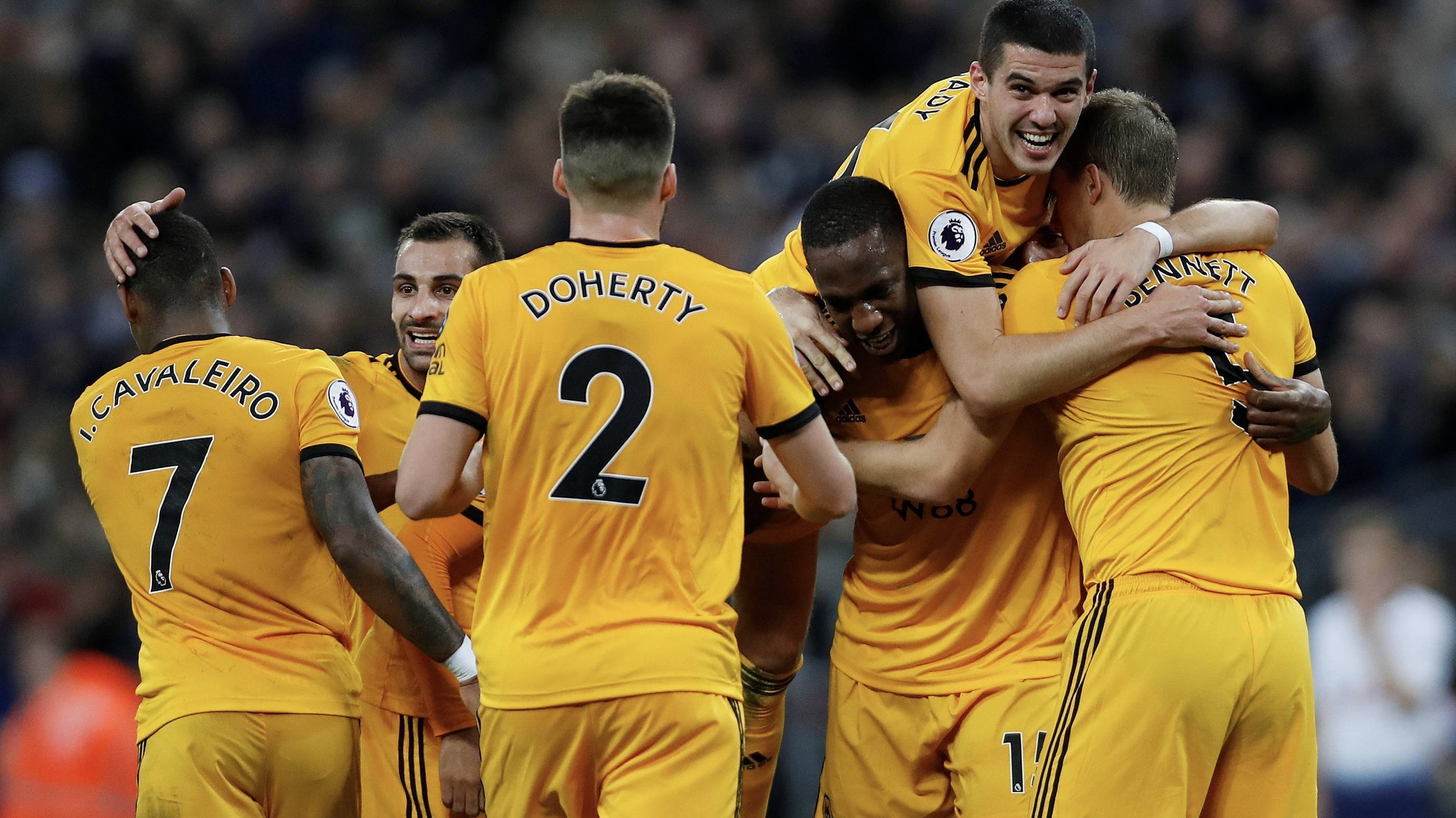 西汉姆联捧杯庆祝，重回胜利轨道