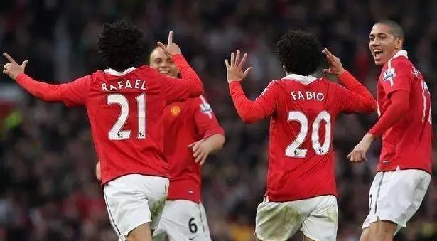 西汉姆联捧杯庆祝，重回胜利轨道