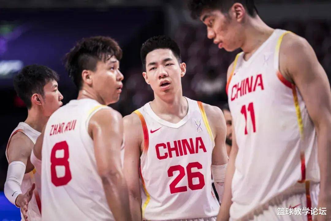 竞争激烈的篮球联赛:顶尖球队争夺最高荣誉 竞争激烈的篮球联赛:顶尖球队争夺最高荣誉